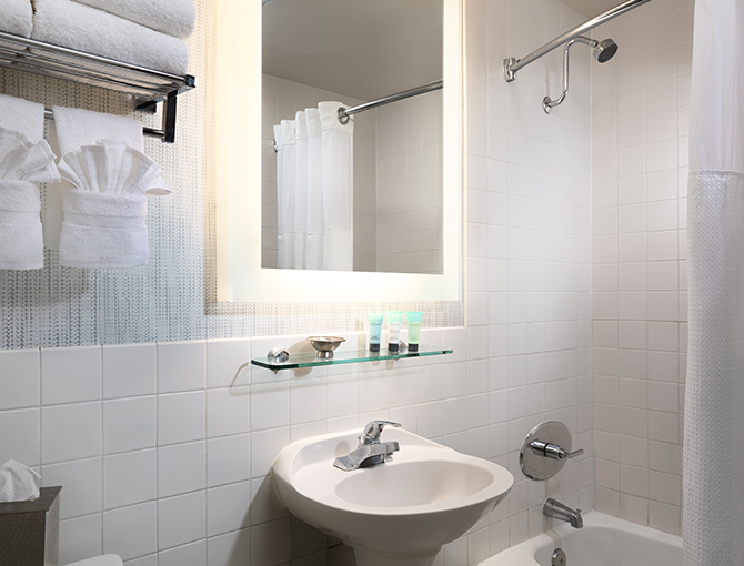 Bay Front Suite Bathroom
