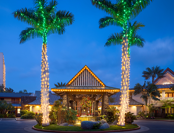 The front entrance of the Catamaran Resort in San Diego decorated in holiday lights